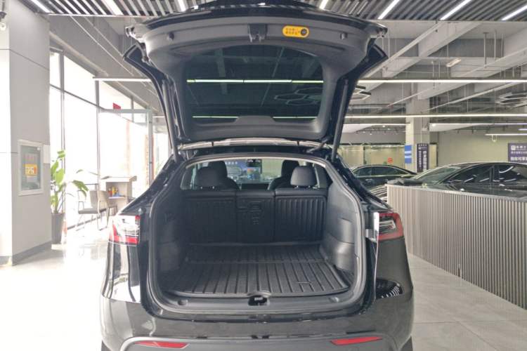 Used Tesla Model Y 2022 Long-Range All-Wheel-Drive Version Trunk