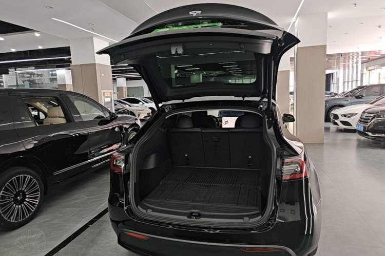 Used Tesla Model Y 2022 Long-Range All-Wheel-Drive Version Trunk
