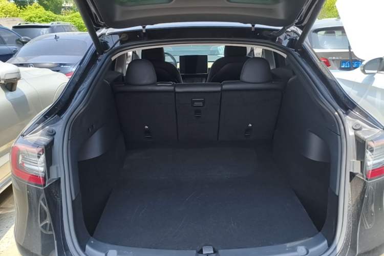 Used Tesla Model Y 2022 Long-Range All-Wheel-Drive Version Trunk