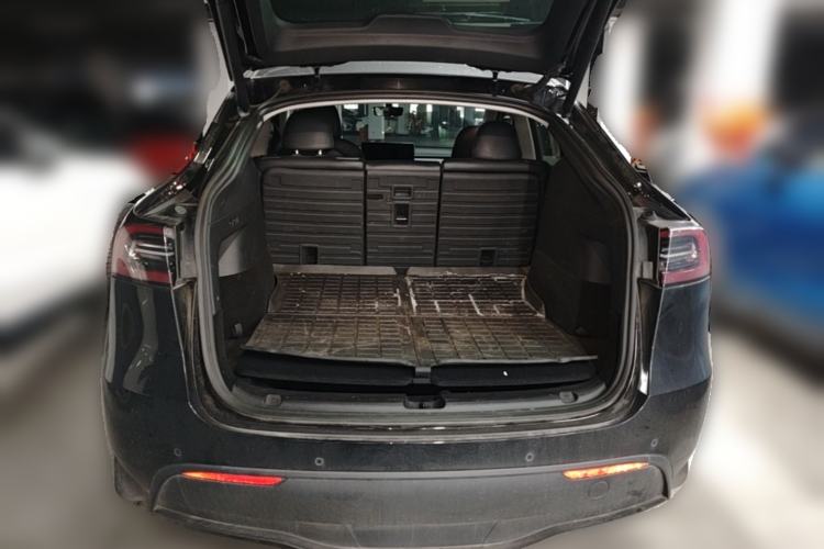 Used Tesla Model Y 2022 Long-Range All-Wheel-Drive Version Trunk