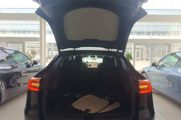 Used Tesla Model Y 2022 Long-Range All-Wheel-Drive Version Trunk