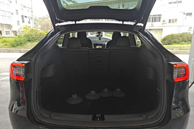 Used Tesla Model Y 2022 Long-Range All-Wheel-Drive Version Trunk
