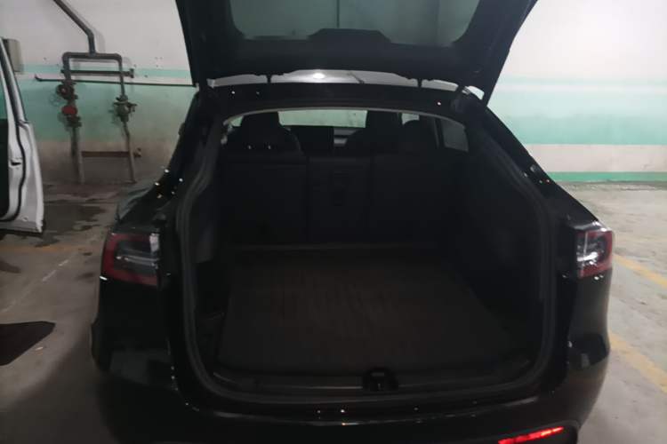 Used Tesla Model Y 2022 Long-Range All-Wheel-Drive Version Trunk