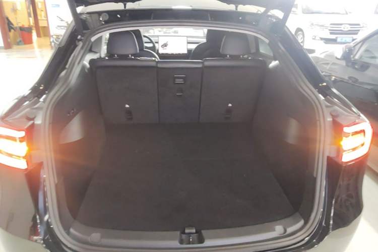 Used Tesla Model Y 2022 Long-Range All-Wheel-Drive Version Trunk