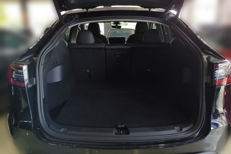 Used Tesla Model Y 2022 Long-Range All-Wheel-Drive Version Trunk