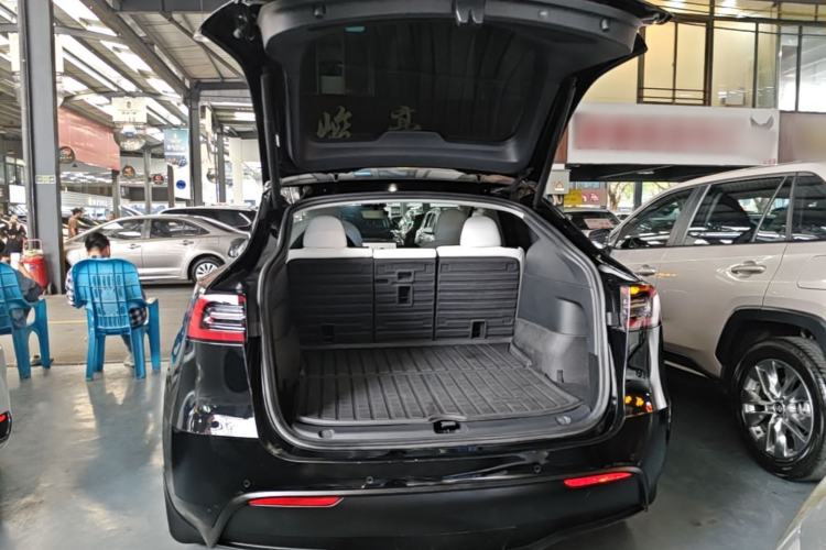 Used Tesla Model Y 2022 Long-Range All-Wheel-Drive Version Trunk