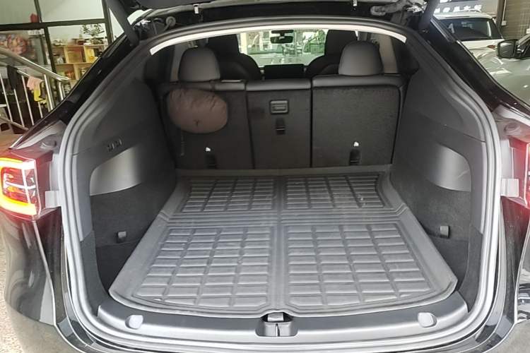 Used Tesla Model Y 2022 Rear-Wheel-Drive Version Trunk
