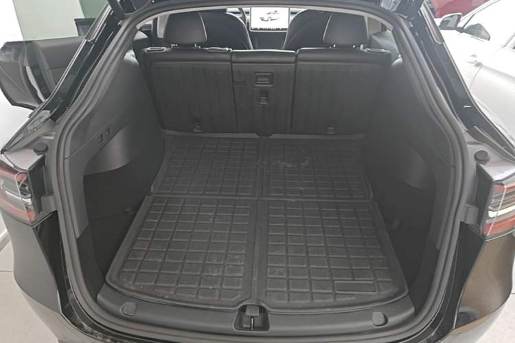 Used Tesla Model Y 2022 Long-Range All-Wheel-Drive Version Trunk