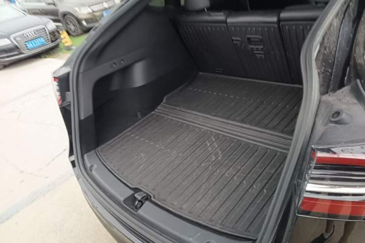 Used Tesla Model Y 2022 Rear-Wheel-Drive Version Trunk