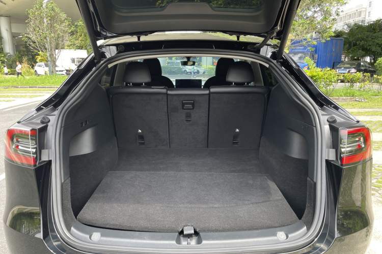 Used Tesla Model Y 2022 Long-Range All-Wheel-Drive Version Trunk
