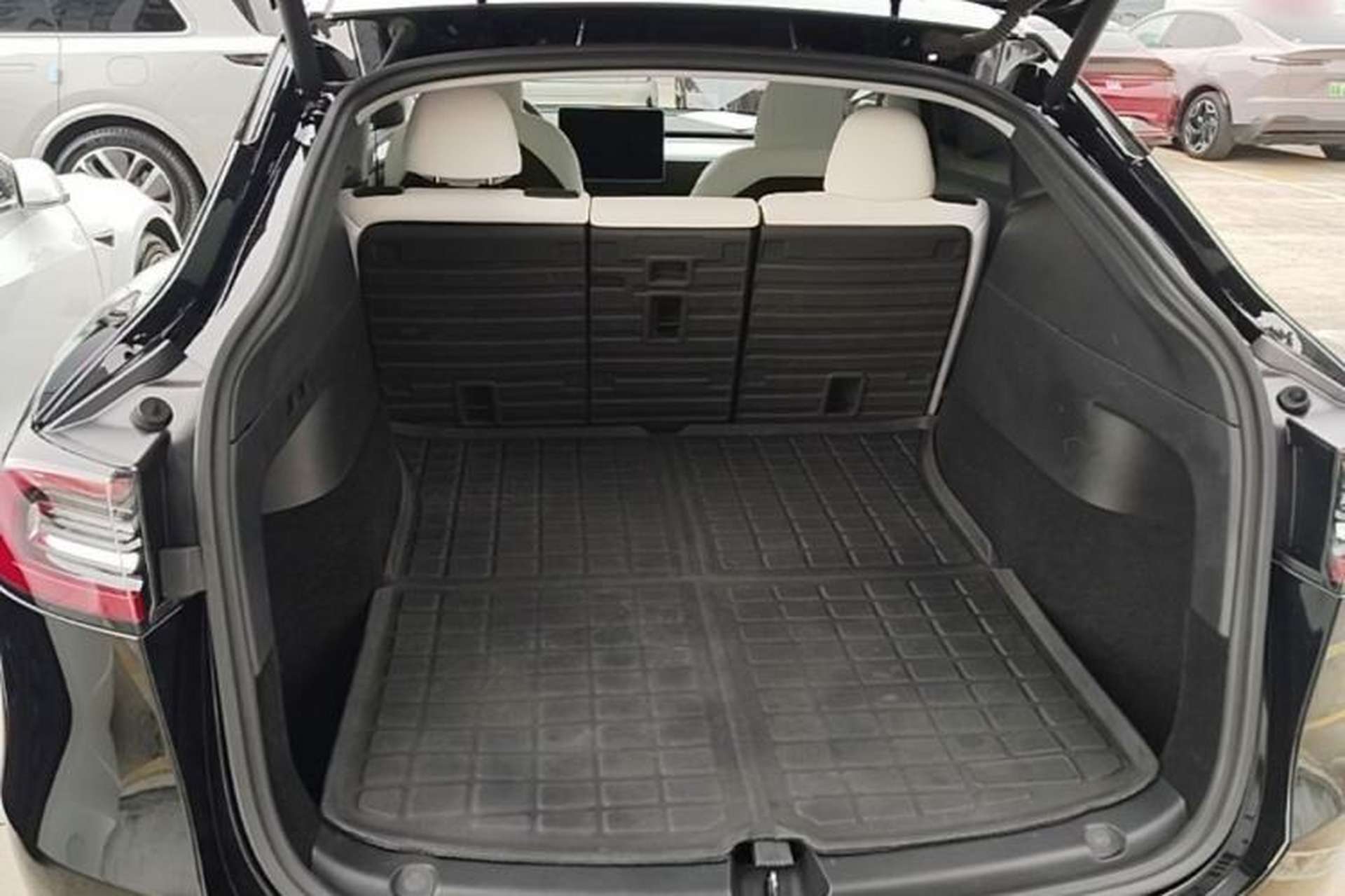 Used Tesla Model Y 2022 Long-Range All-Wheel-Drive Version Trunk