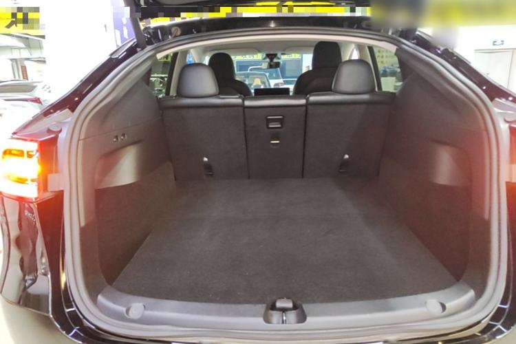 Used Tesla Model Y 2022 Long-Range All-Wheel-Drive Version Trunk