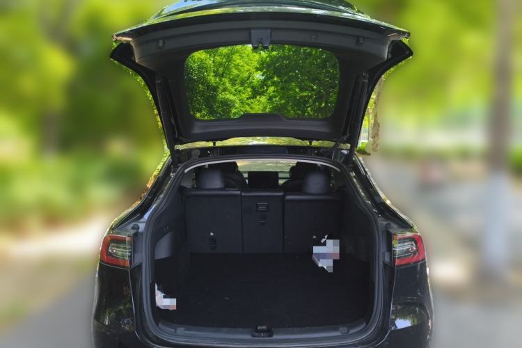 Used Tesla Model Y 2022 Long-Range All-Wheel-Drive Version Trunk