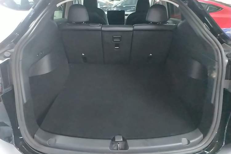 Used Tesla Model Y 2022 Long-Range All-Wheel-Drive Version Trunk