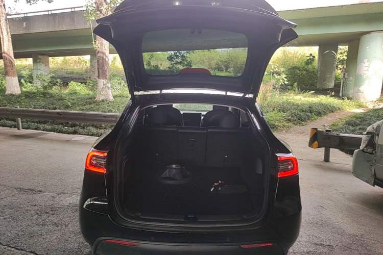 Used Tesla Model Y 2022 Long-Range All-Wheel-Drive Version Trunk
