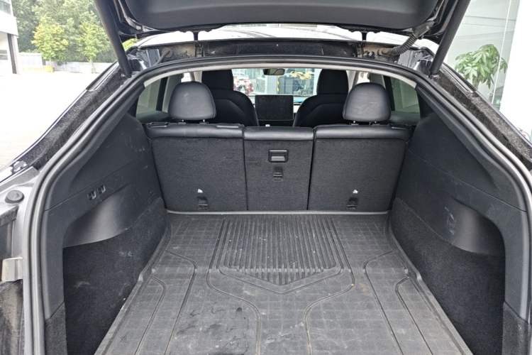 Used Tesla Model Y 2022 Long-Range All-Wheel-Drive Version Trunk