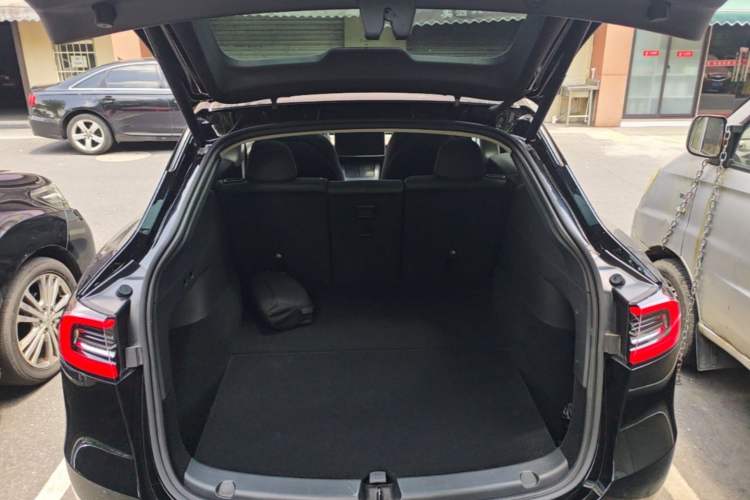 Used Tesla Model Y 2022 Long-Range All-Wheel-Drive Version Trunk