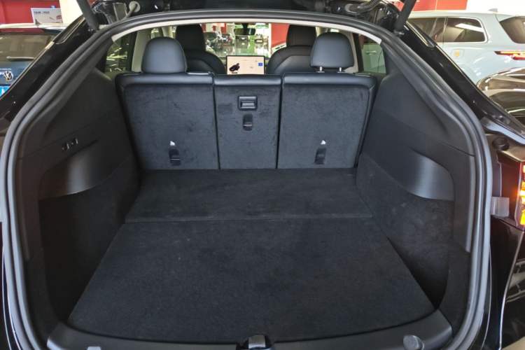 Used Tesla Model Y 2022 Long-Range All-Wheel-Drive Version Trunk