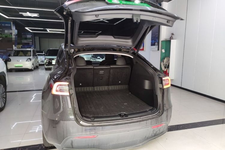 Used Tesla Model Y 2022 Long-Range All-Wheel-Drive Version Trunk