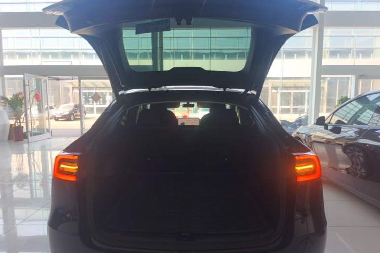 Used Tesla Model Y 2022 Long-Range All-Wheel-Drive Version Trunk