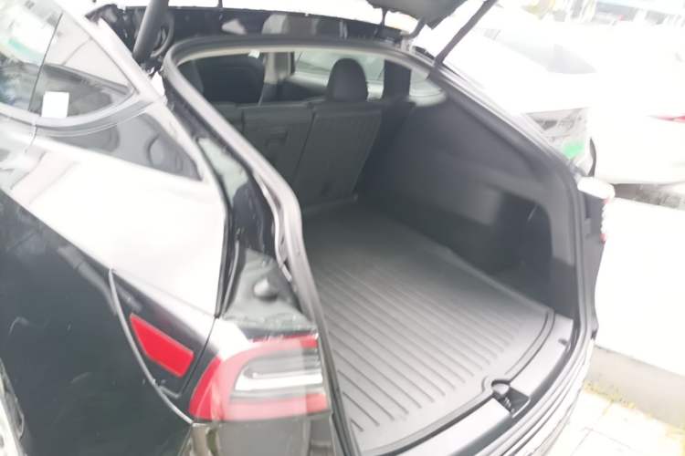 Used Tesla Model Y 2022 Long-Range All-Wheel-Drive Version Trunk
