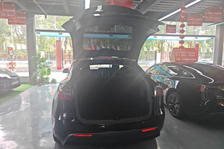 Used Tesla Model Y 2022 Long-Range All-Wheel-Drive Version Trunk