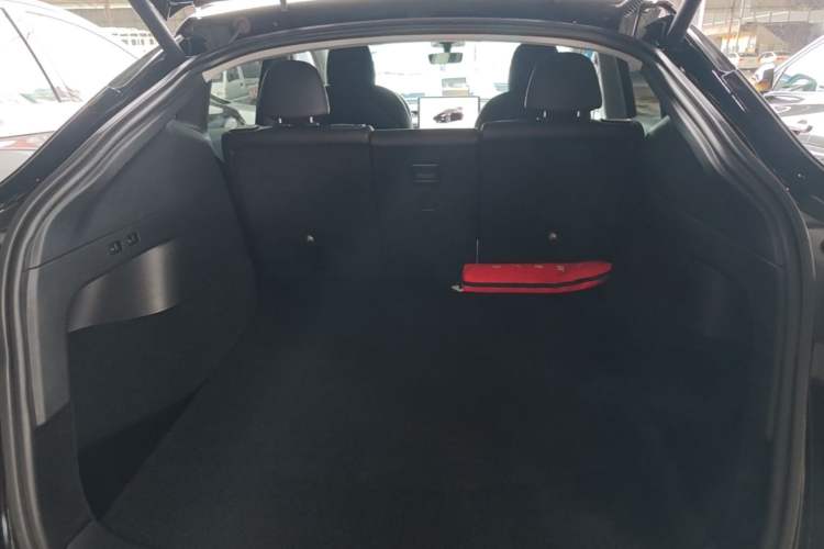 Used Tesla Model Y 2022 Long-Range All-Wheel-Drive Version Trunk