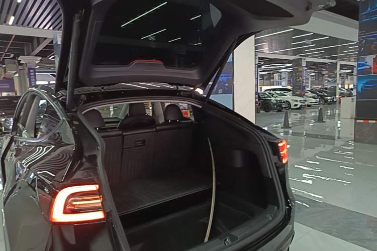 Used Tesla Model Y 2022 Long-Range All-Wheel-Drive Version Trunk