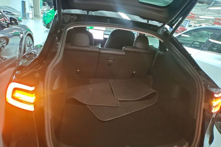 Used Tesla Model Y 2022 Long-Range All-Wheel-Drive Version Trunk
