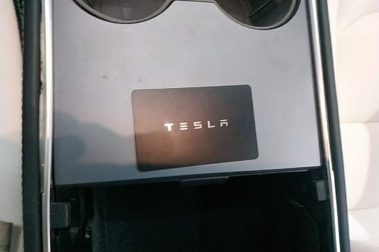 Used Tesla Model Y 2022 Long-Range All-Wheel-Drive Version Vehicle Key