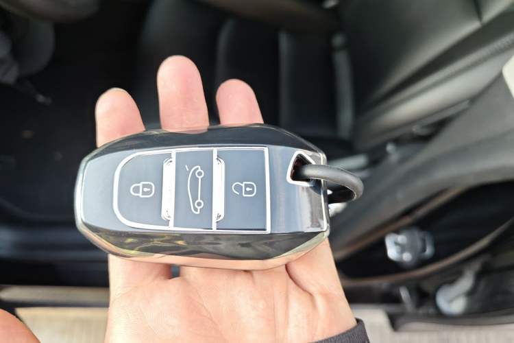 Used Tesla Model Y 2022 Long-Range All-Wheel-Drive Version Vehicle Key