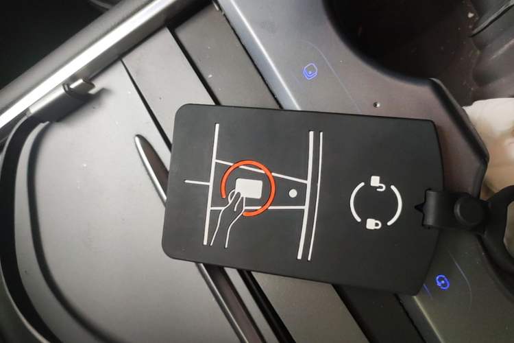 Used Tesla Model Y 2022 Long-Range All-Wheel-Drive Version Vehicle Key