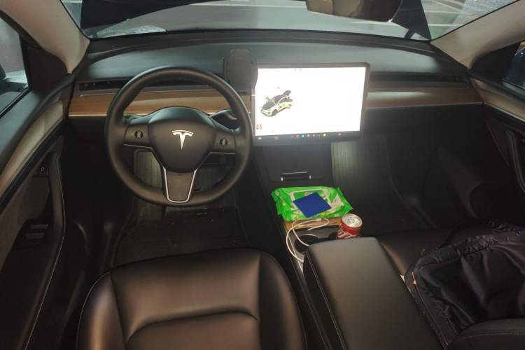 Used Tesla Model Y 2022 Long-Range All-Wheel-Drive Version Center Console