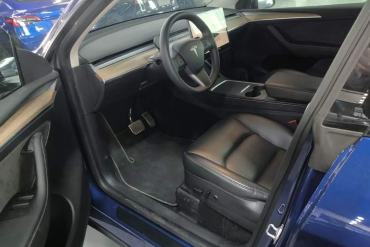 Used Tesla Model Y 2022 Long-Range All-Wheel-Drive Version Driver Seat