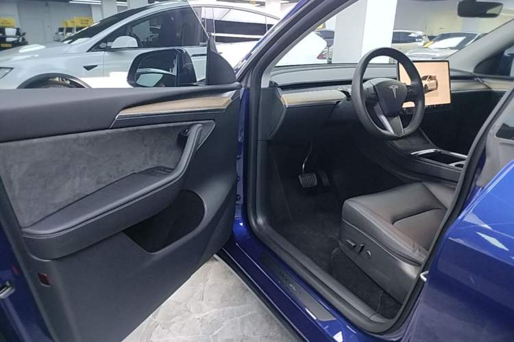 Used Tesla Model Y 2022 Long-Range All-Wheel-Drive Version Driver Seat