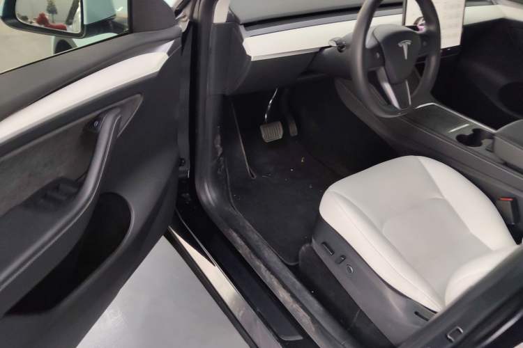 Used Tesla Model Y 2022 Long-Range All-Wheel-Drive Version Driver Seat