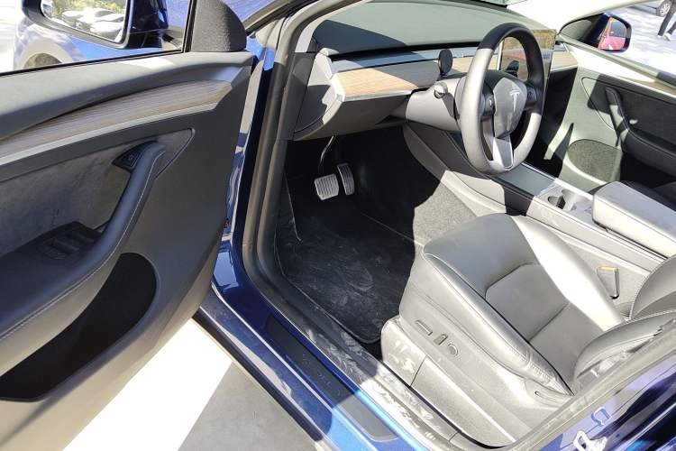 Used Tesla Model Y 2022 Long-Range All-Wheel-Drive Version Driver Seat