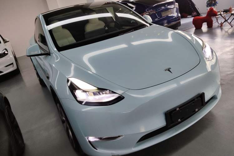Used Tesla Model Y 2022 Long-Range All-Wheel-Drive Version Front Right 45 Deg