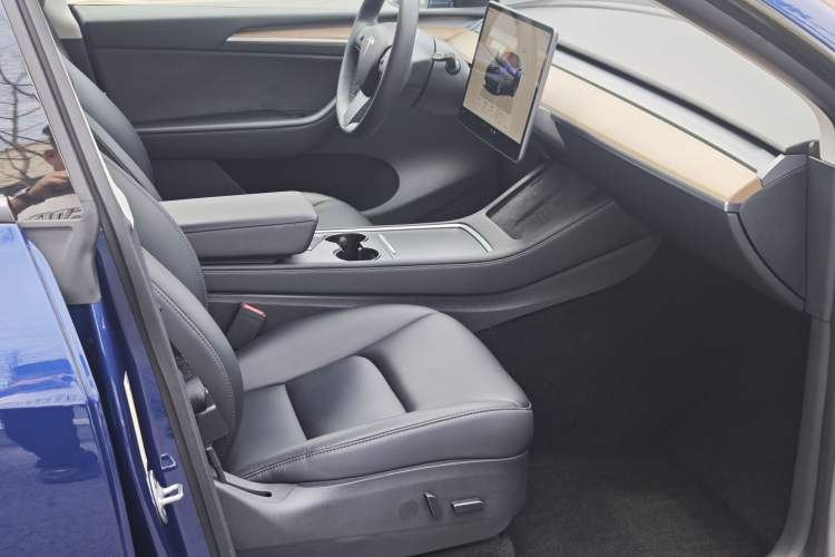 Used Tesla Model Y 2022 Rear-Wheel-Drive Version Interior 2