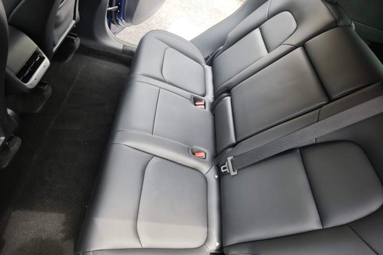 Used Tesla Model Y 2022 Rear-Wheel-Drive Version Interior 4
