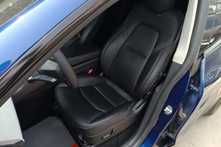 Used Tesla Model Y 2022 Long-Range All-Wheel-Drive Version Left Front Seat