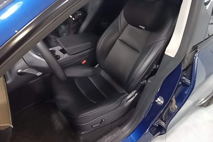 Used Tesla Model Y 2022 Rear-Wheel-Drive Version Left Front Seat