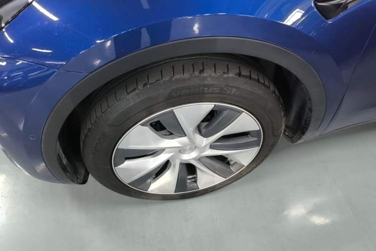 Used Tesla Model Y 2022 Long-Range All-Wheel-Drive Version Left Front Wheel Hub