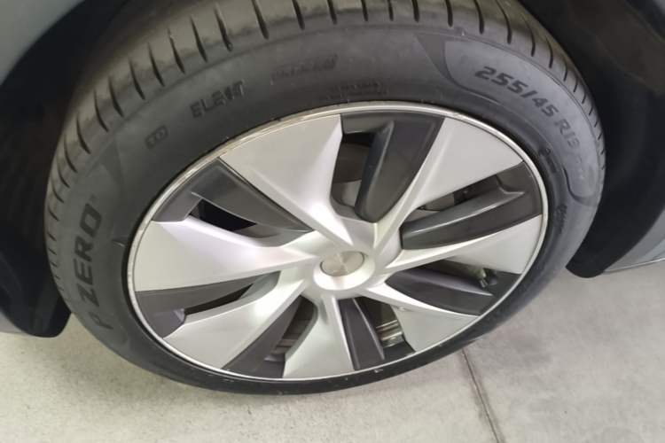 Used Tesla Model Y 2022 Rear-Wheel-Drive Version Left Front Wheel Hub