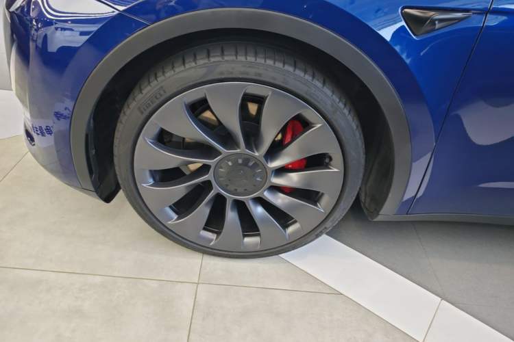 Used Tesla Model Y 2022 Performance High-Performance All-Wheel-Drive Version Left Front Wheel Hub