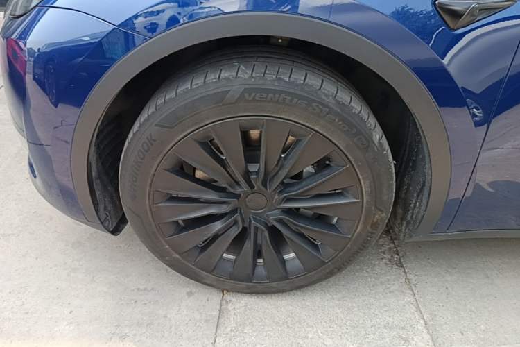 Used Tesla Model Y 2022 Long-Range All-Wheel-Drive Version Left Front Wheel Hub