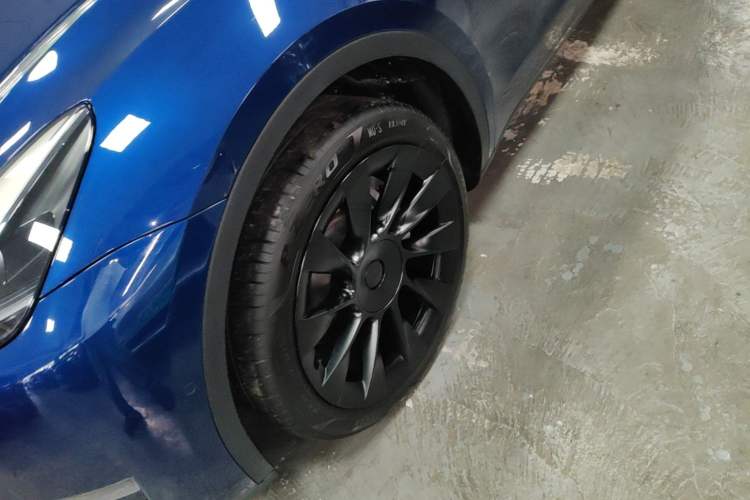 Used Tesla Model Y 2022 Long-Range All-Wheel-Drive Version Left Front Wheel Hub
