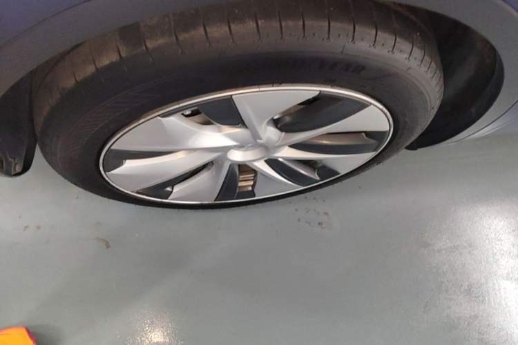 Used Tesla Model Y 2022 Long-Range All-Wheel-Drive Version Left Front Wheel Hub