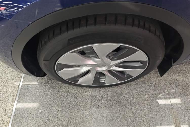 Used Tesla Model Y 2022 Long-Range All-Wheel-Drive Version Left Front Wheel Hub