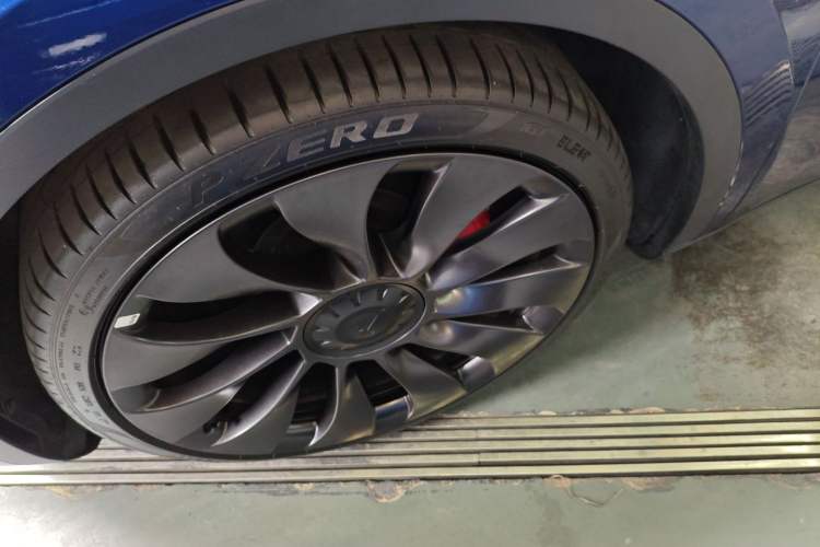 Used Tesla Model Y 2022 Performance High-Performance All-Wheel-Drive Version Left Front Wheel Hub